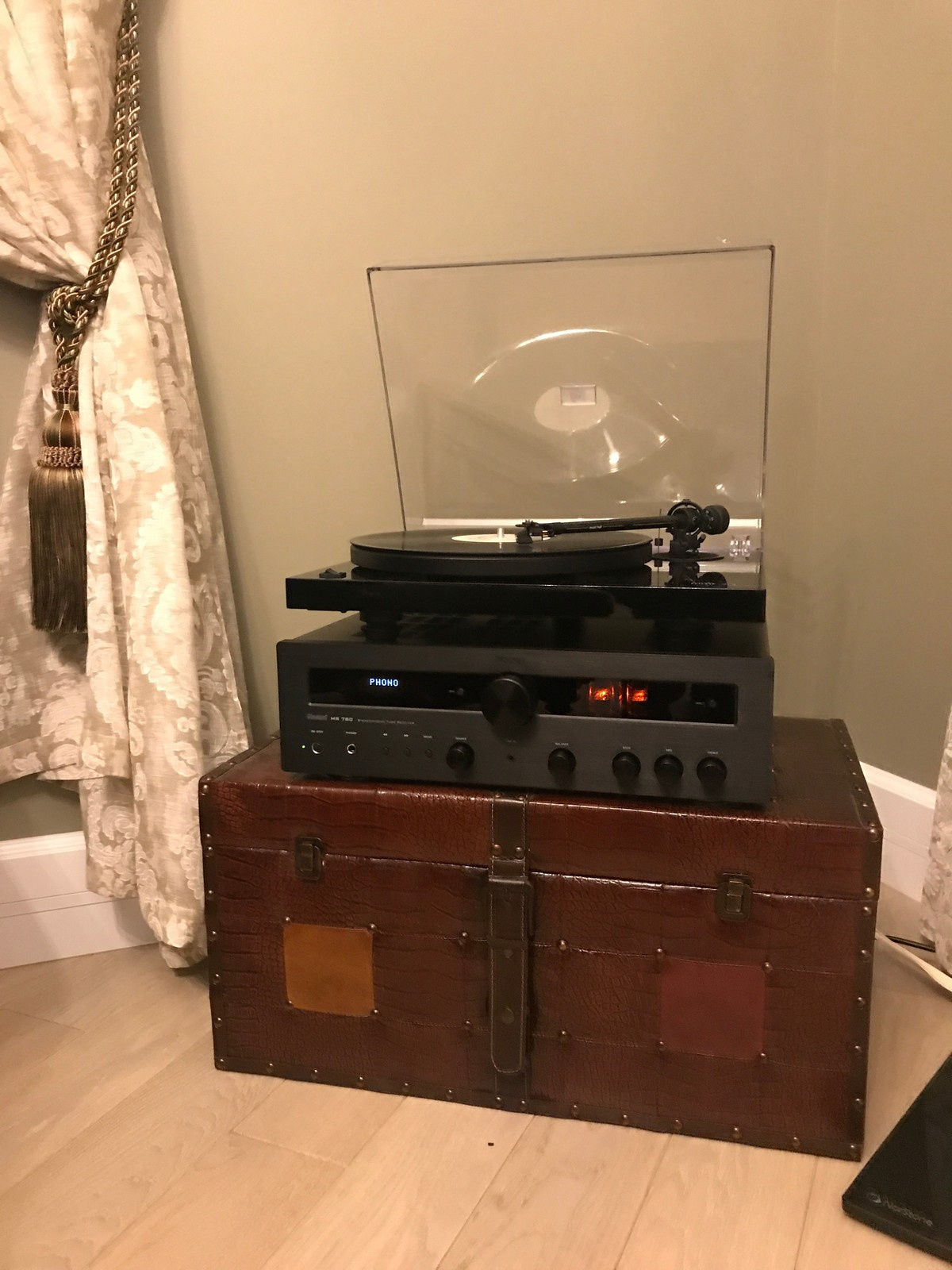 Обложка проекта: Комната прослушивания винила