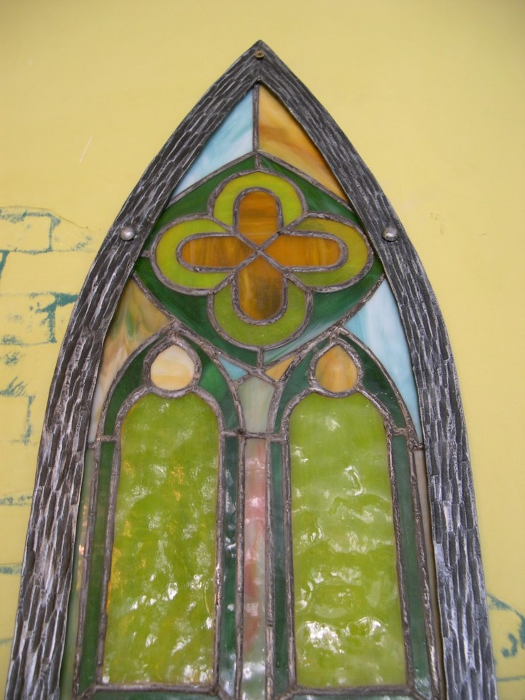 Деталь оформления стены. Роспись сграффито и ковка.