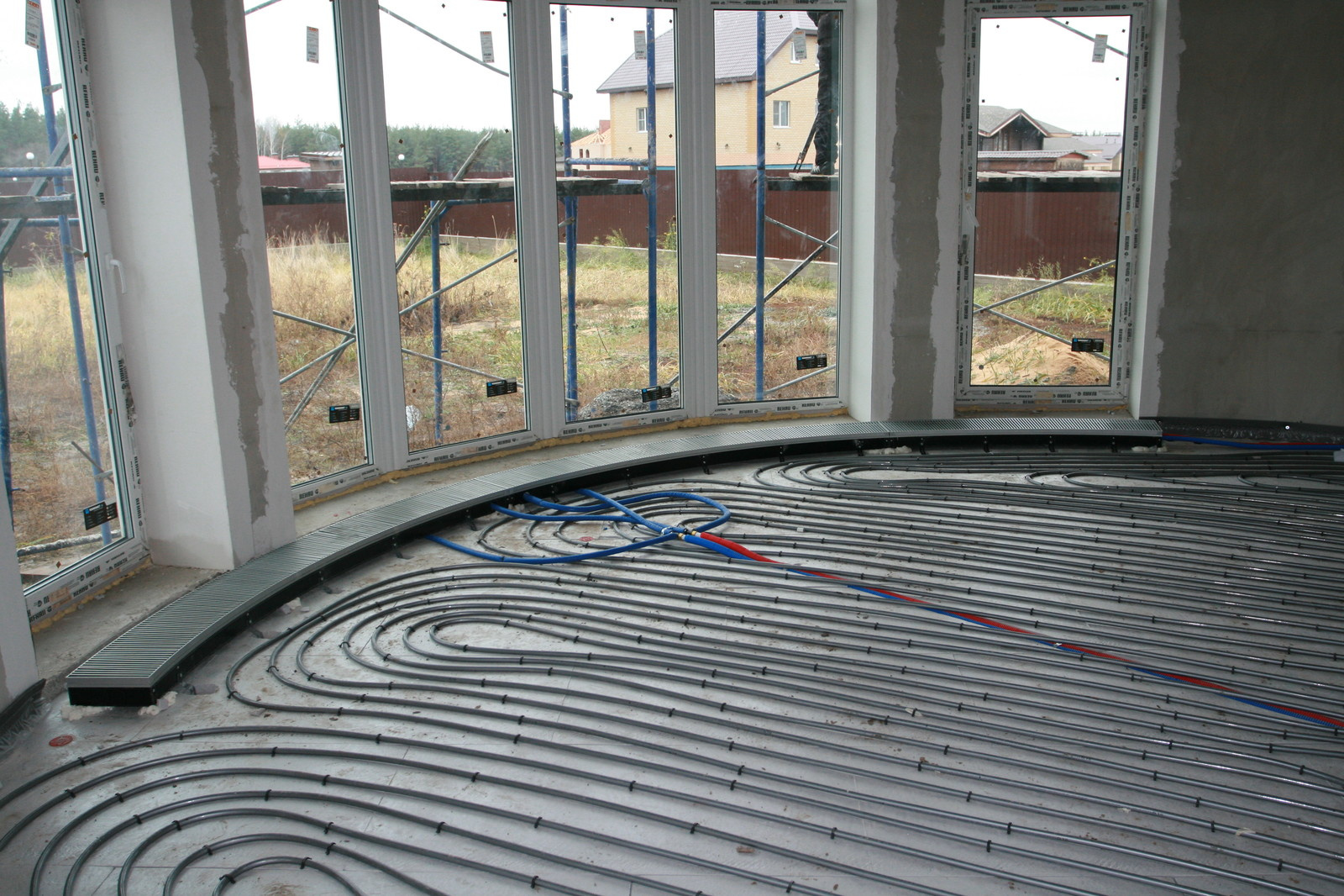 Радиусный внутрипольный конвектор iTermic в коттедже