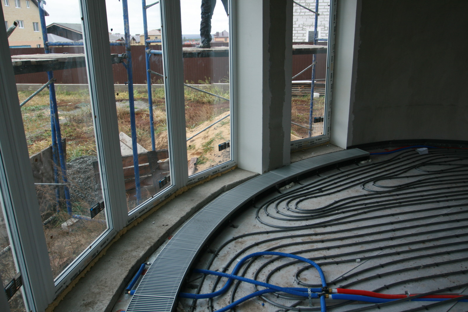 Радиусный внутрипольный конвектор iTermic в коттедже