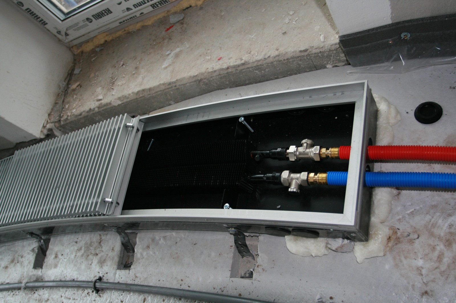 Обложка проекта: Радиусный внутрипольный конвектор iTermic в коттедже