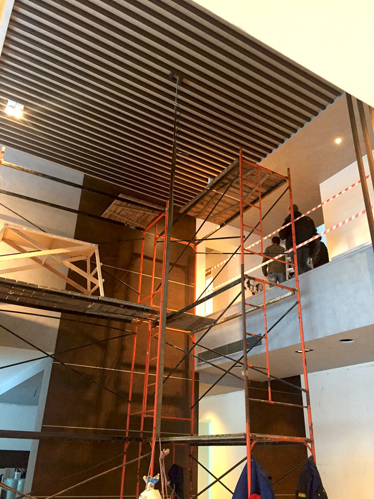 Монтаж люстры в загородном доме