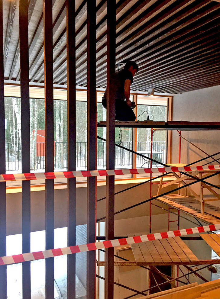 Монтаж люстры в загородном доме