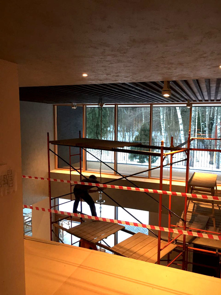 Монтаж люстры в загородном доме