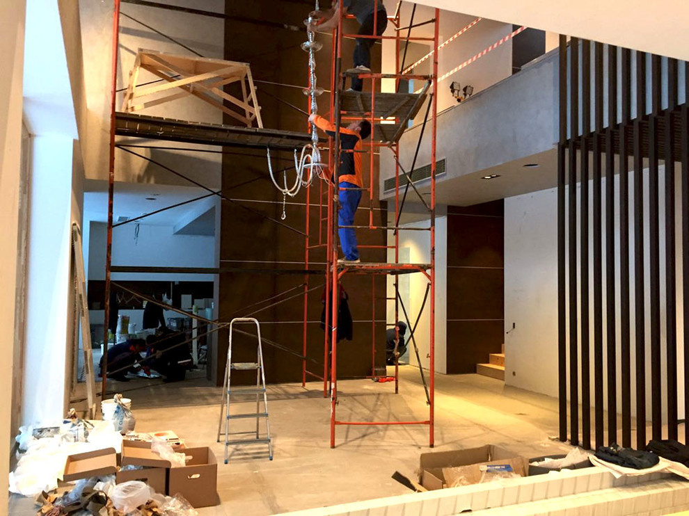 Монтаж люстры в загородном доме