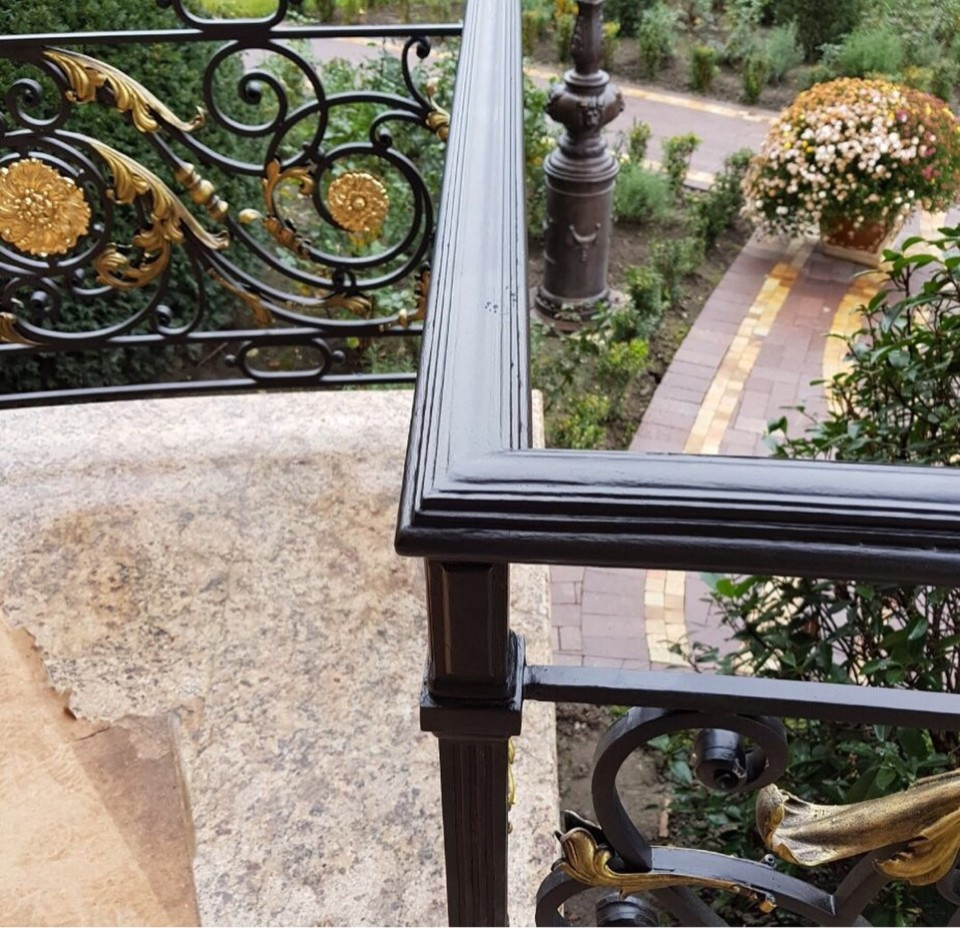 Обложка проекта: кованое ограждение и слитыми из бронзы деталями
