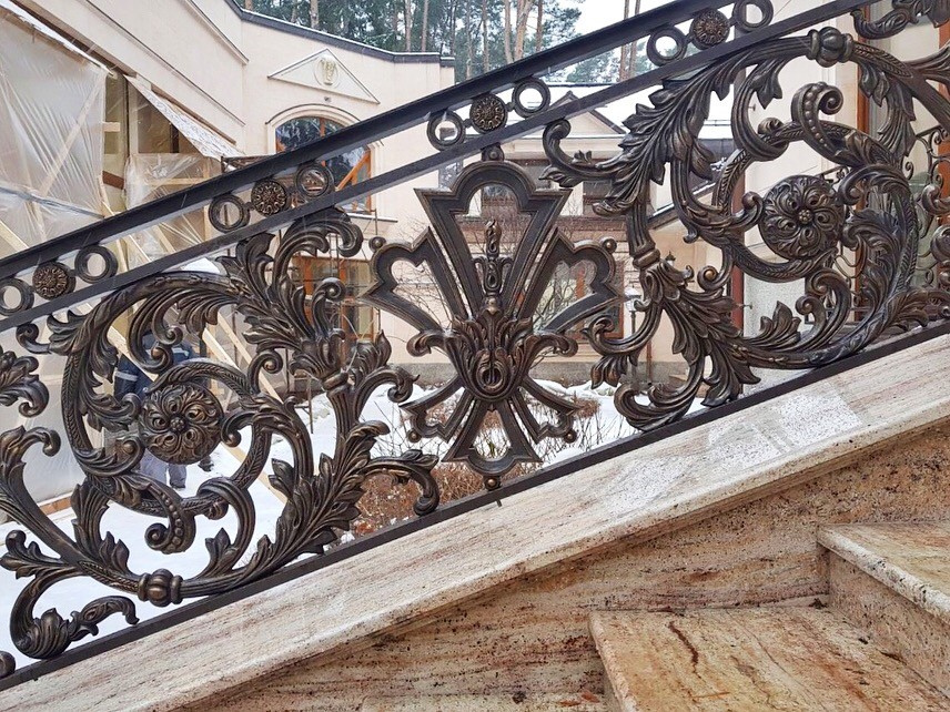 литое ограждение для центрального входа в дом. От проекта до воплощения.