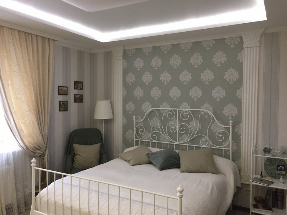 Спальня с собственным санузлом. За основу брали стиль «Русский прованс»