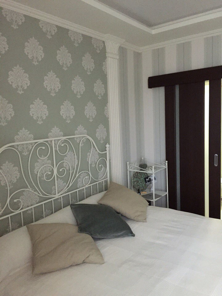 Спальня с собственным санузлом. За основу брали стиль «Русский прованс»