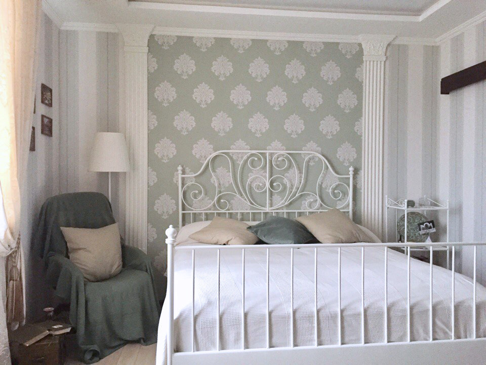 Спальня с собственным санузлом. За основу брали стиль «Русский прованс»