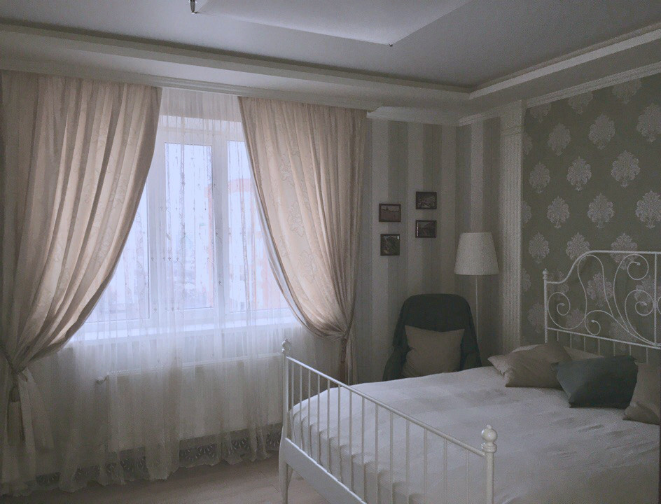 Спальня с собственным санузлом. За основу брали стиль «Русский прованс»