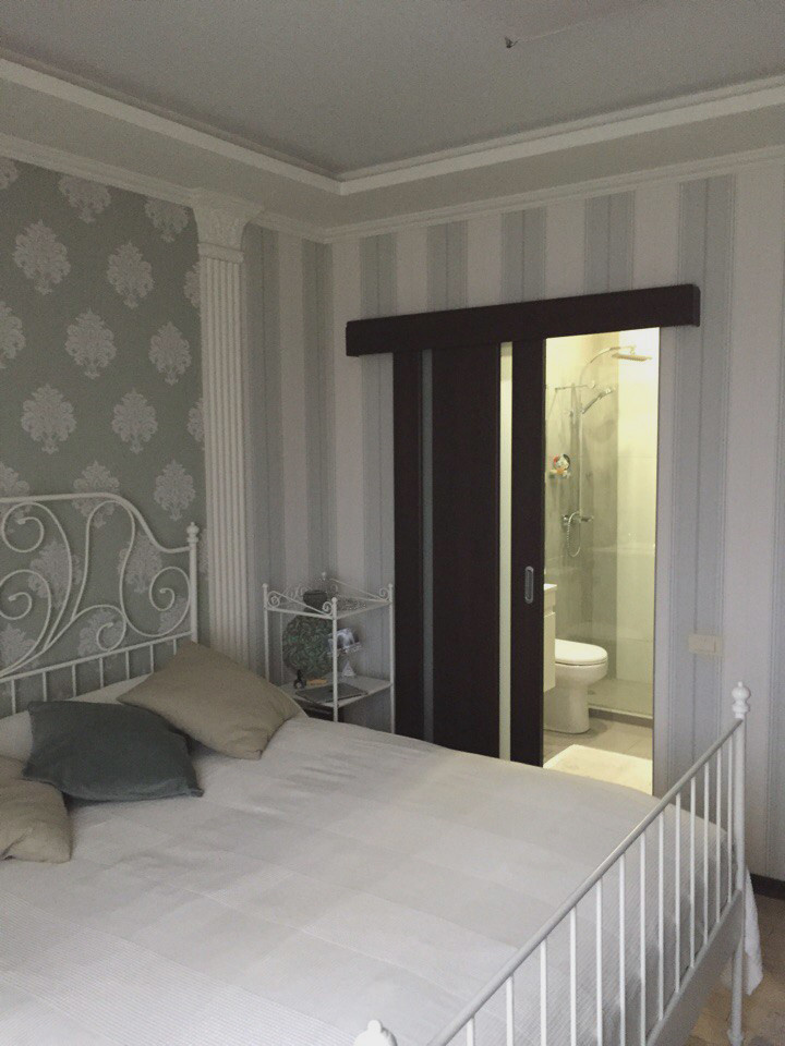 Спальня с собственным санузлом. За основу брали стиль «Русский прованс»