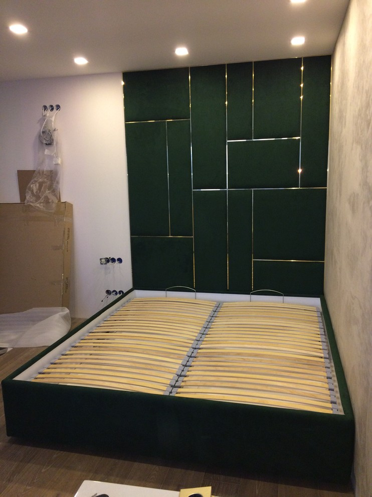 Кровать с мягким изголовьем в alcantara яркого цвета