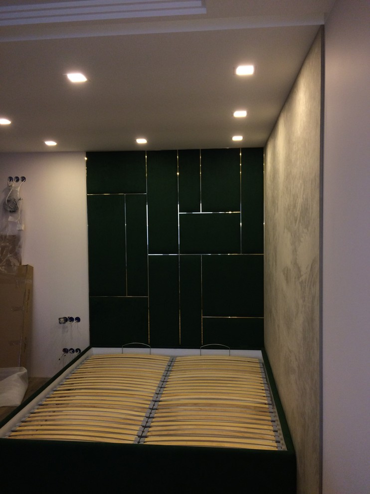 Кровать с мягким изголовьем в alcantara яркого цвета
