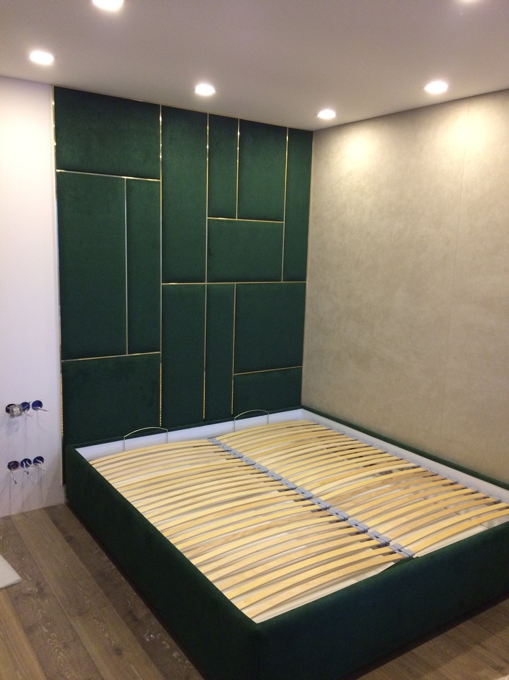 Кровать с мягким изголовьем в alcantara яркого цвета