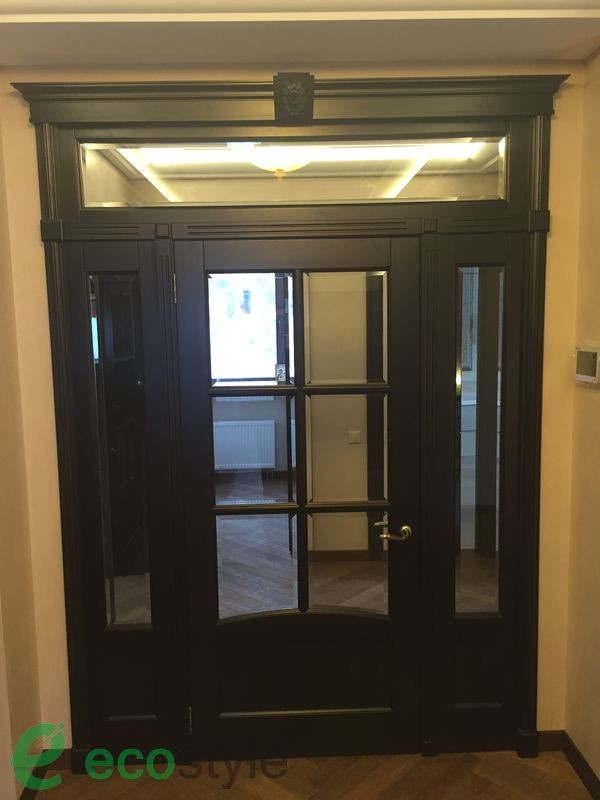 Межкомнатные двери с витражом