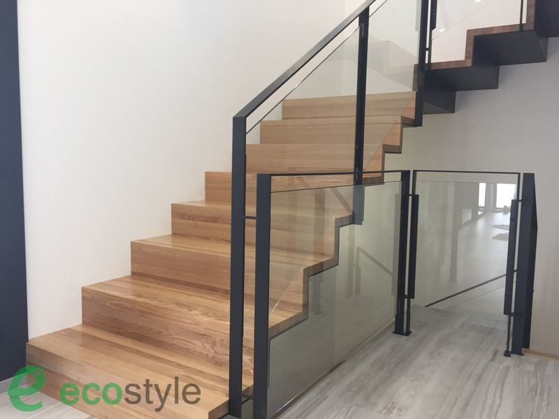 Лестница из ясеня на металлокаркасе