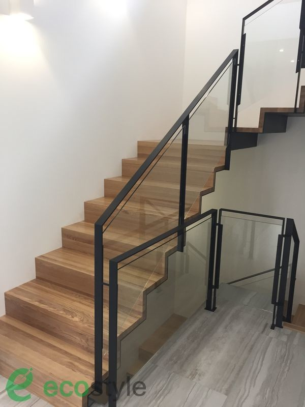 Лестница из ясеня на металлокаркасе