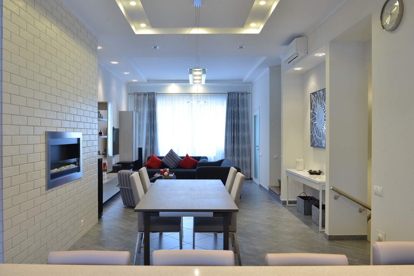 Первый этаж - гостиная - обеденная зона