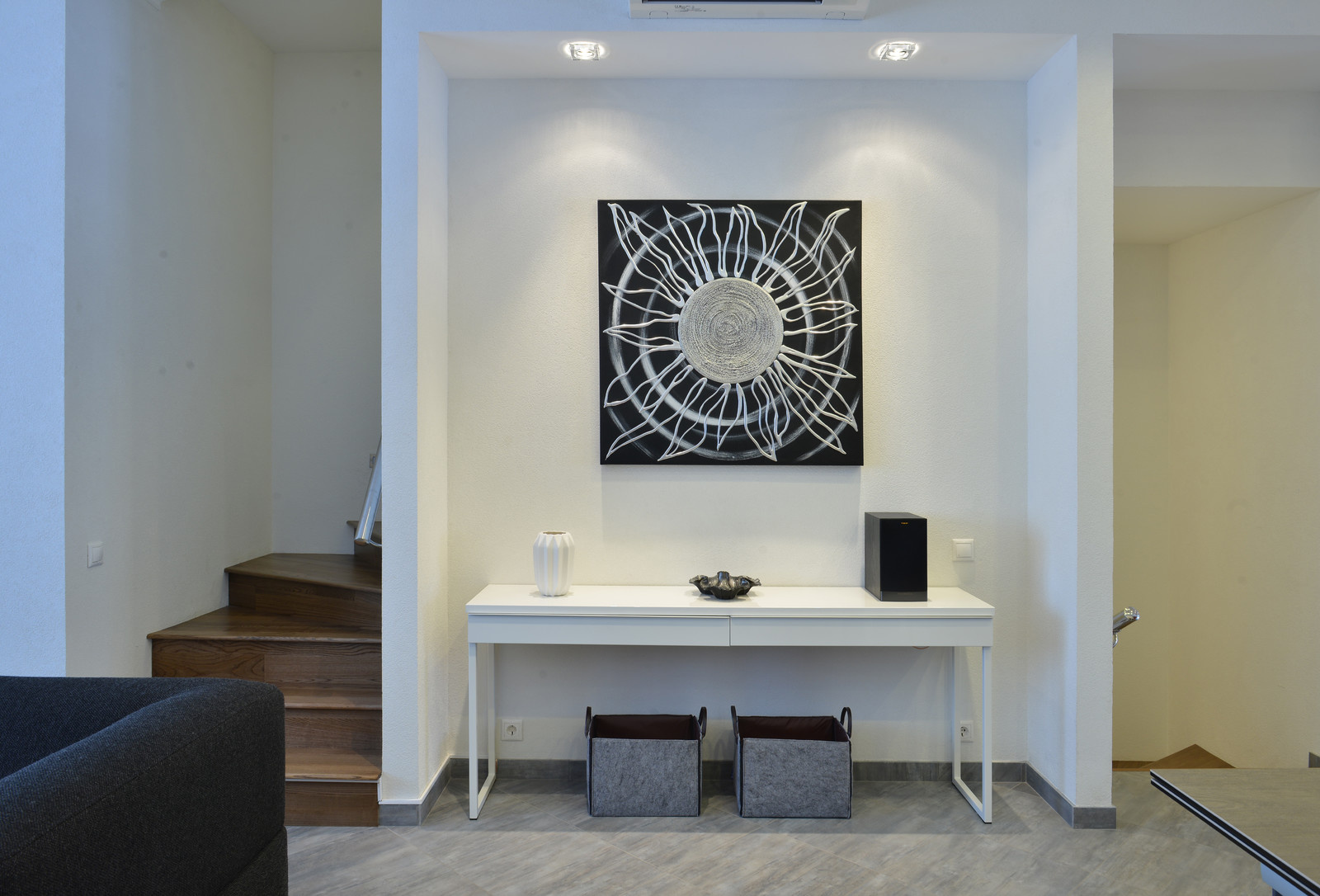 Первый этаж - гостиная - вид на лестницу