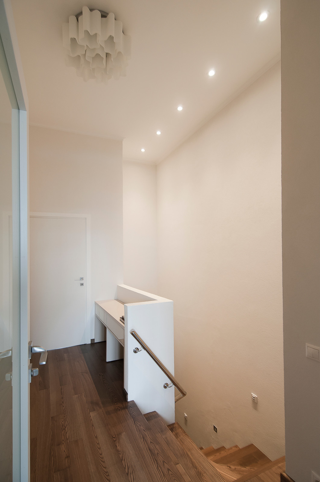 Третий этаж - вид на лестницу и дверь в спальню