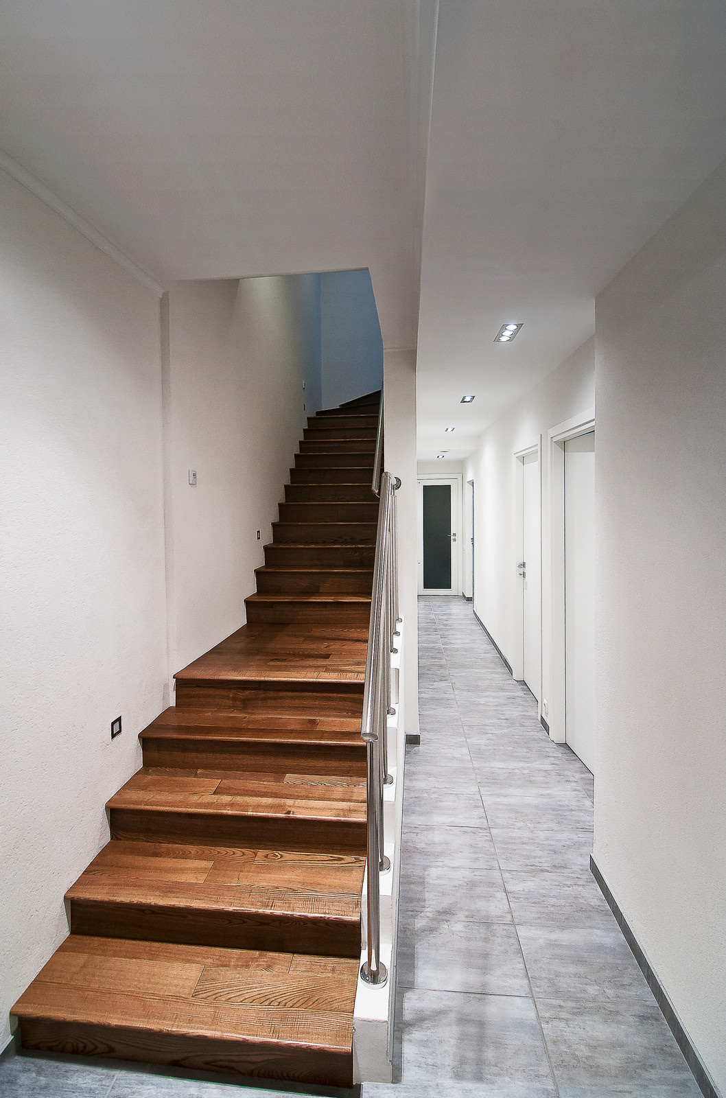 Цокольный этаж - вид на лестницу и коридор