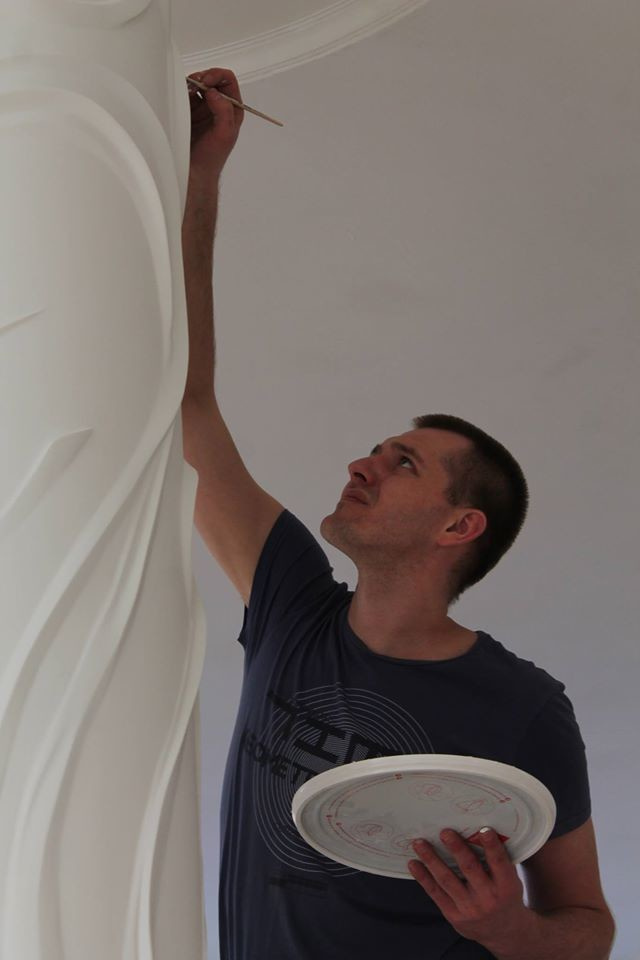 Изготовление барельефа на колонне и стене в частном доме.