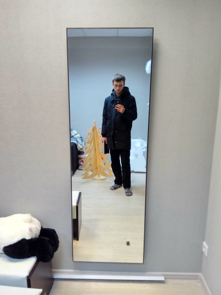 Театральное зеркало из обычного на стене