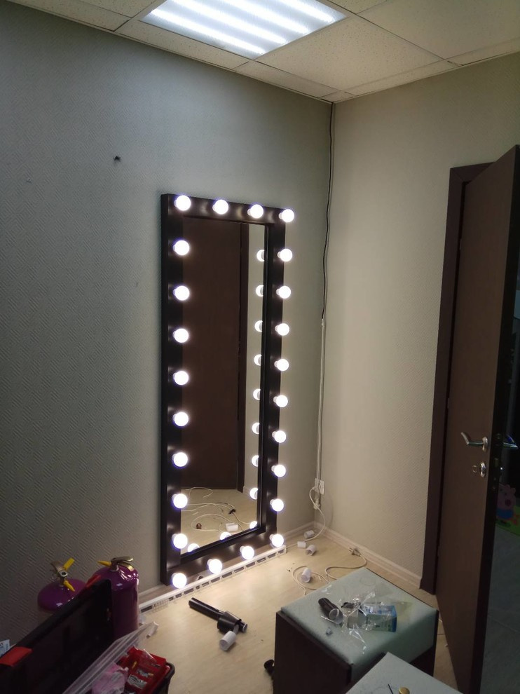 Театральное зеркало из обычного на стене