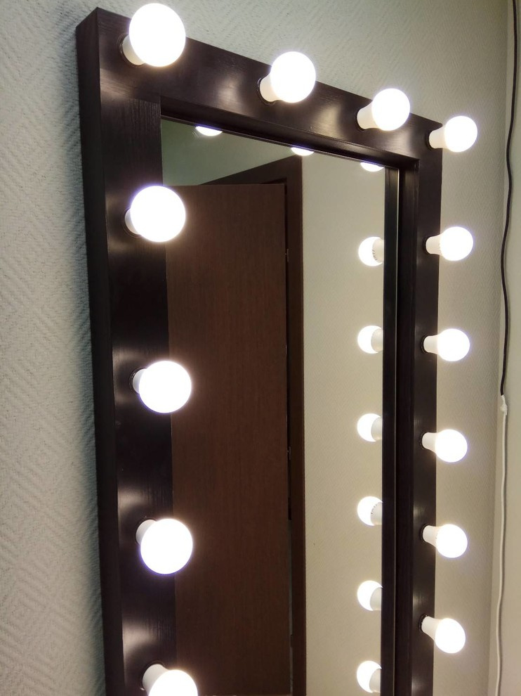 Театральное зеркало из обычного на стене