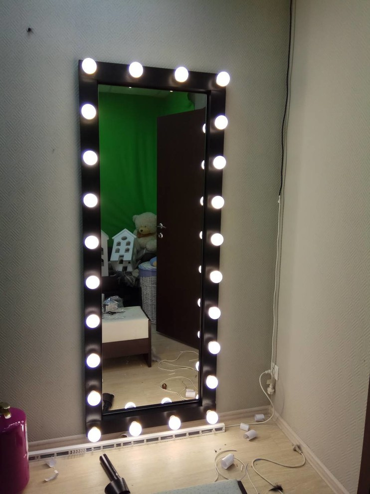 Театральное зеркало из обычного на стене