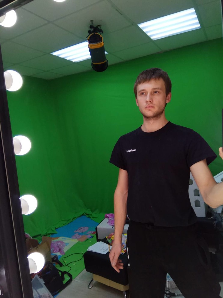 Театральное зеркало из обычного на стене