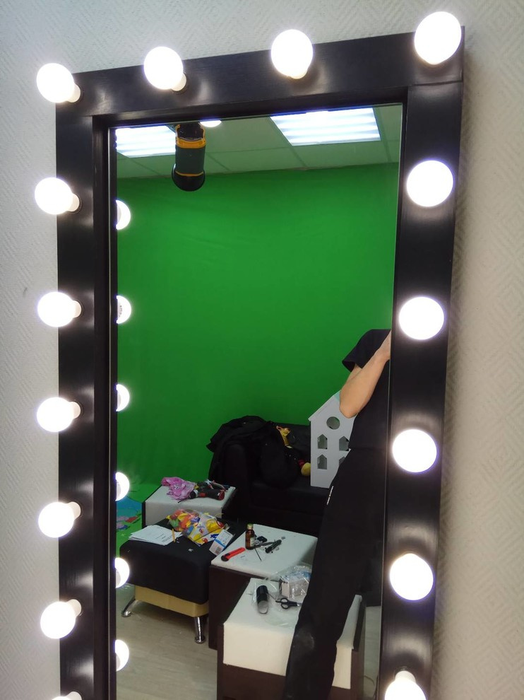 Театральное зеркало из обычного на стене