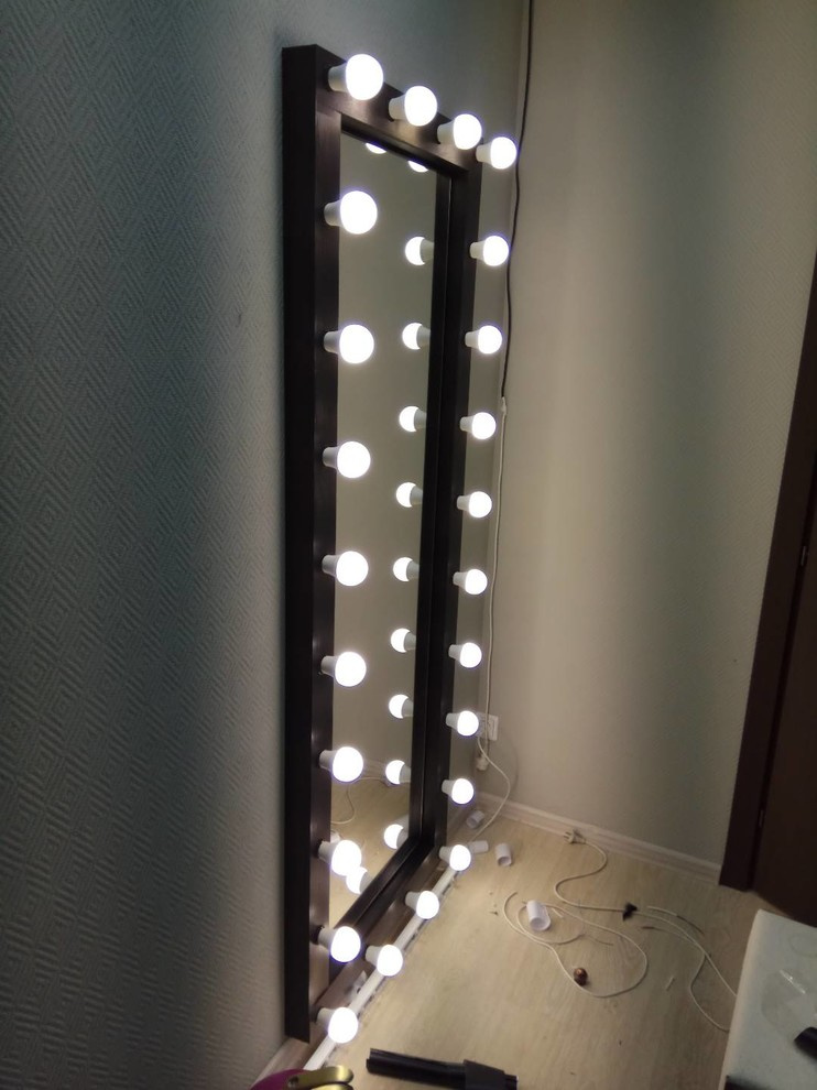 Театральное зеркало из обычного на стене