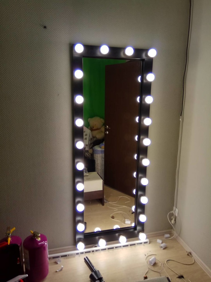 Театральное зеркало из обычного на стене