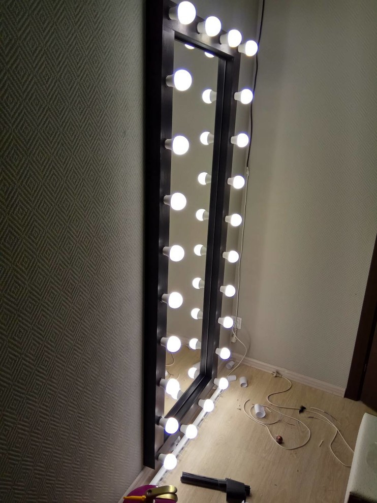 Театральное зеркало из обычного на стене