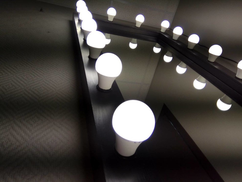 Театральное зеркало из обычного на стене