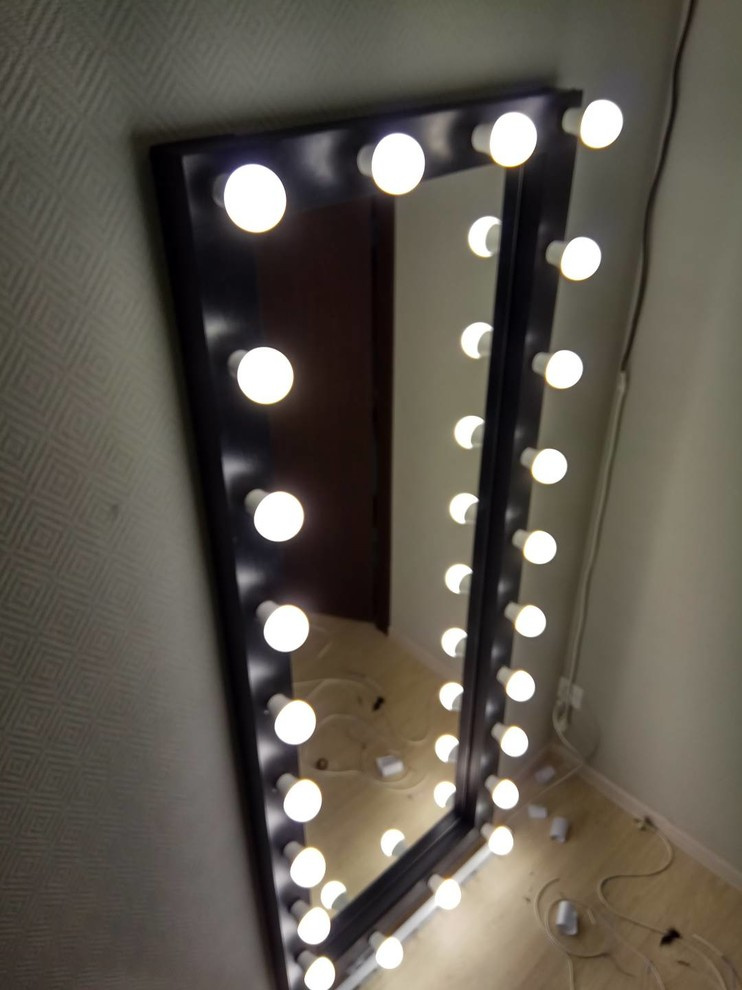 Обложка проекта: Театральное зеркало из обычного на стене