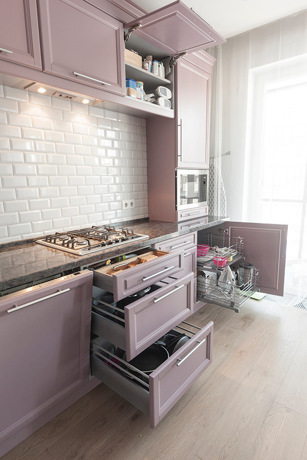 Необычное цветовое решение мебели для кухни