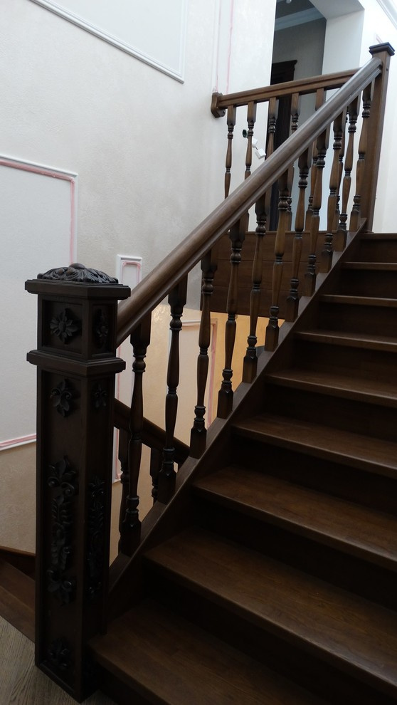 Лестница с элементами резьбы