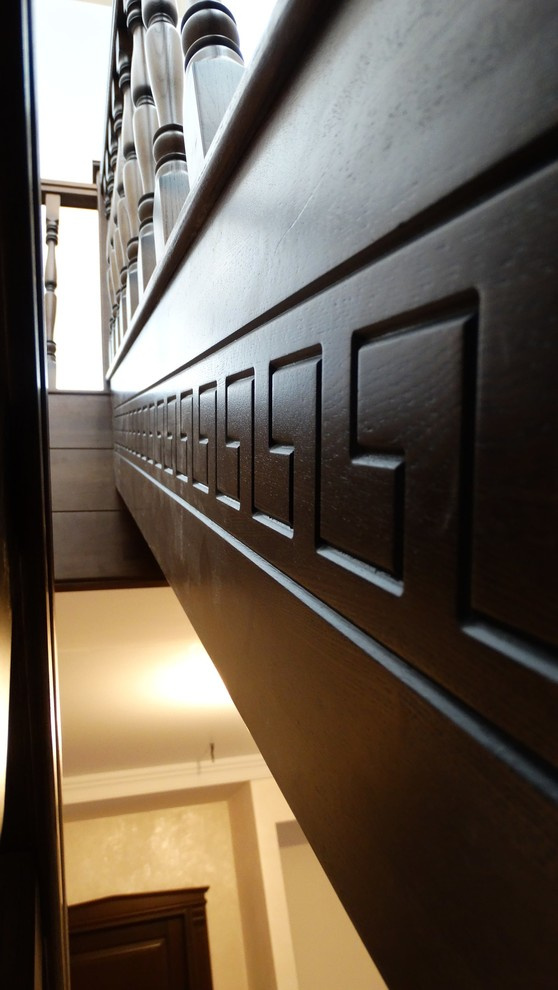 Лестница с элементами резьбыТетива