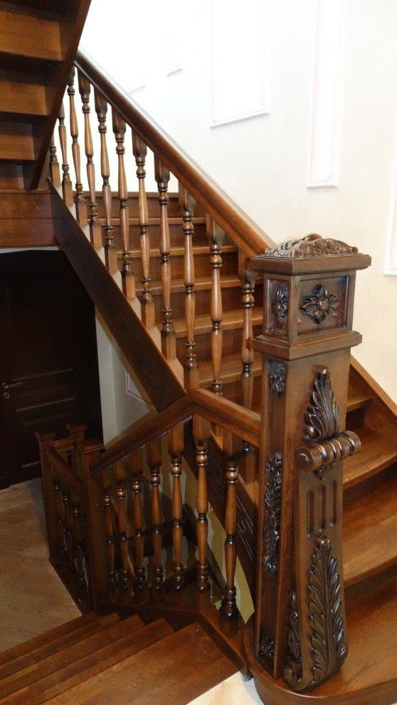 Лестница с элементами резьбы