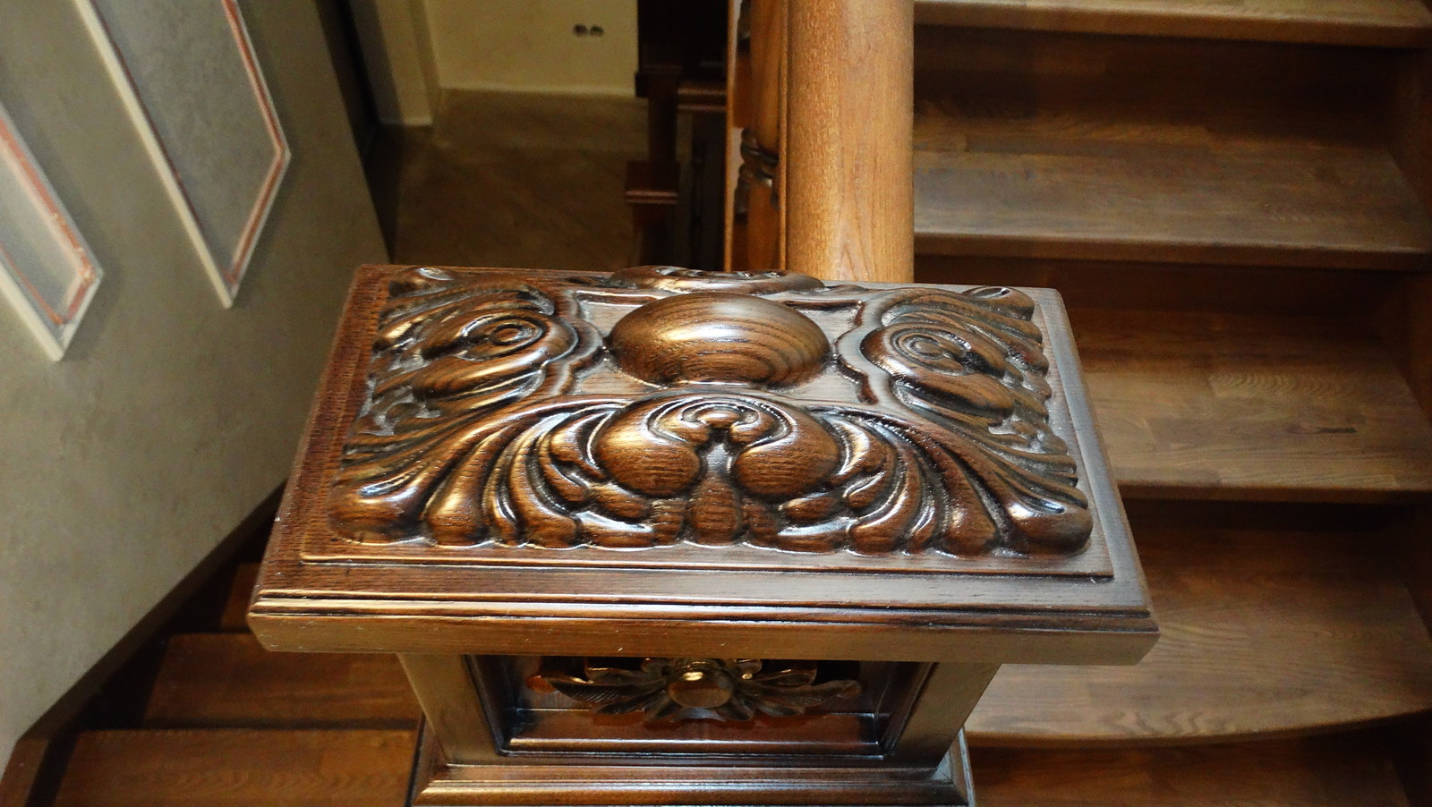 Лестница с элементами резьбы