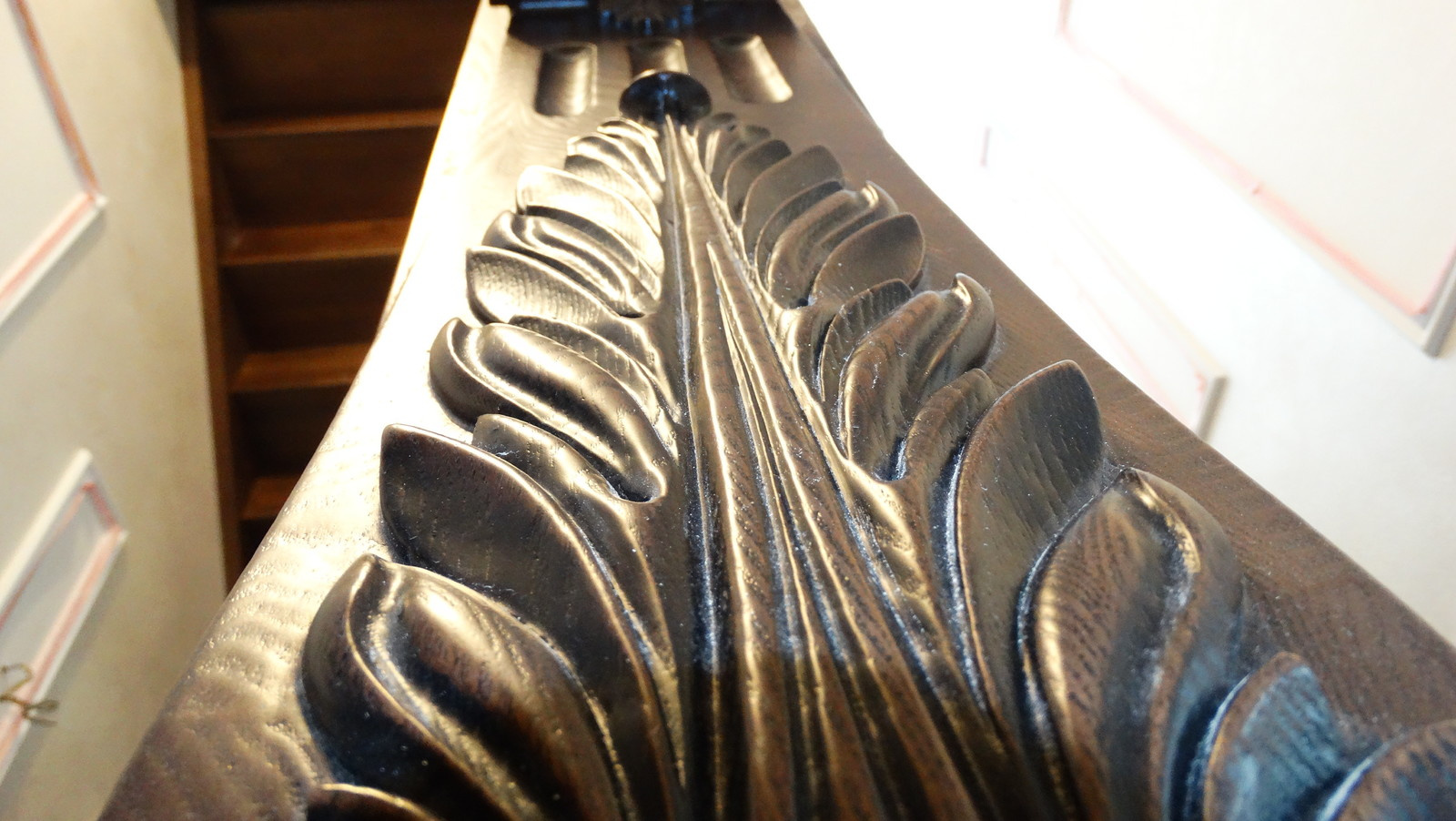 Лестница с элементами резьбы