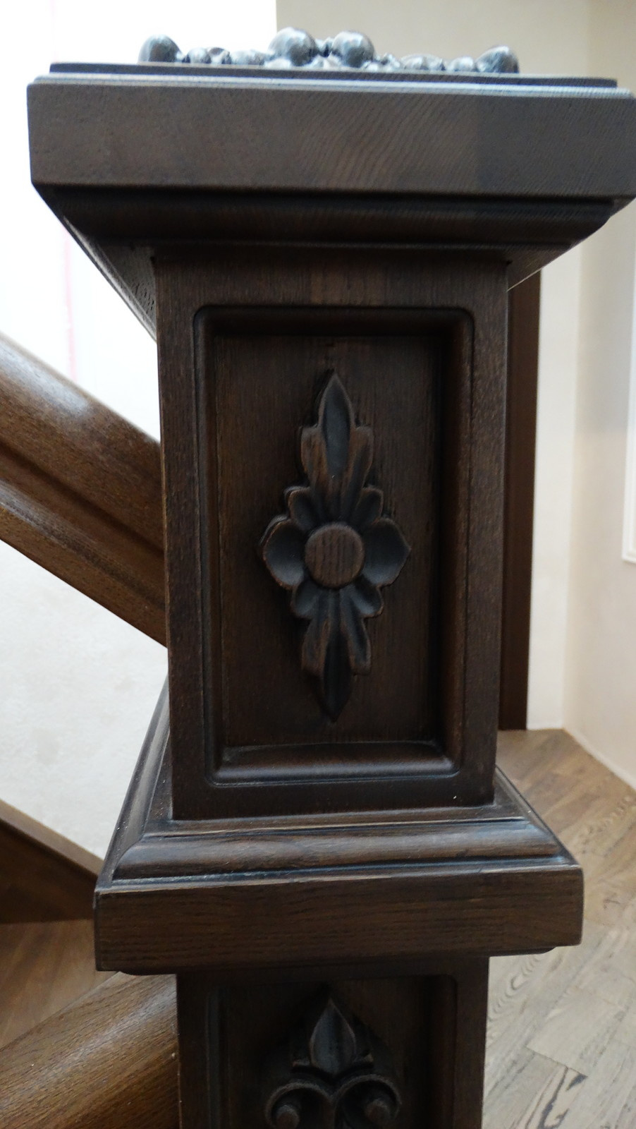 Лестница с элементами резьбы