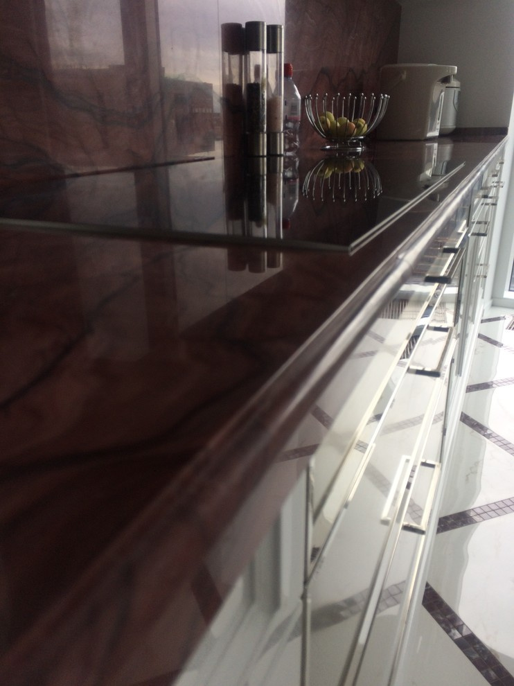 Столешница и стеновая панель из гранита Революшен