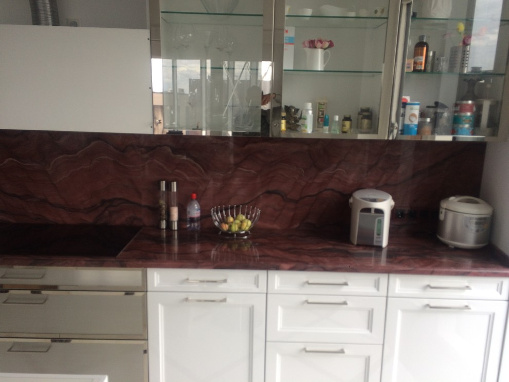 Столешница и стеновая панель из гранита Революшен