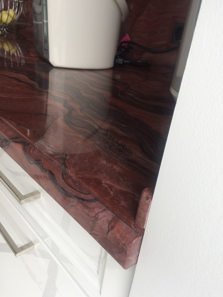 Столешница и стеновая панель из гранита Революшен