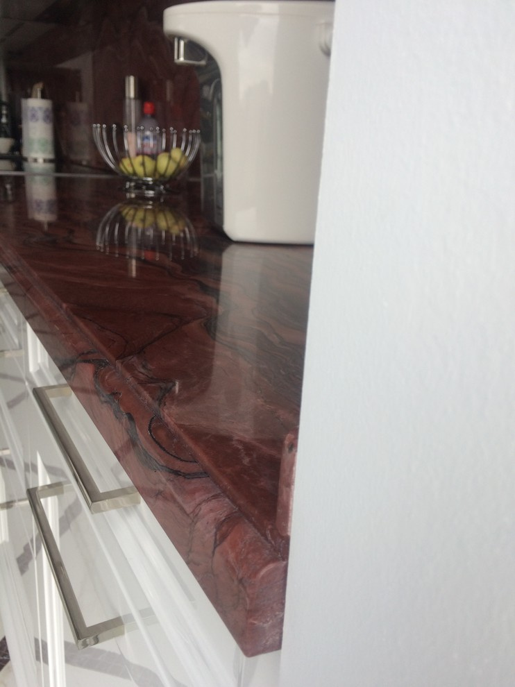 Столешница и стеновая панель из гранита Революшен