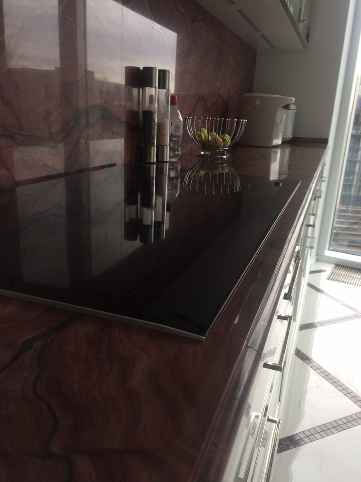 Столешница и стеновая панель из гранита Революшен